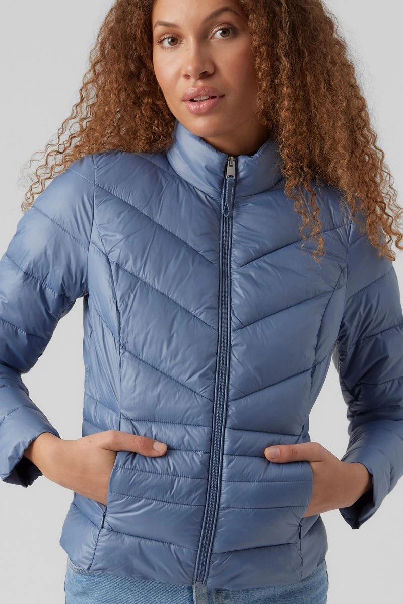 Vero Moda Jas Vmsorayasiv Ss23 Short Jacket Boos 10277748 China Blue Dames Maat - M 2 Vero Moda Jas Vmsorayasiv Ss23 Short Jacket Boos 10277748 China Blue Dames Maat - M - Afbeelding 2